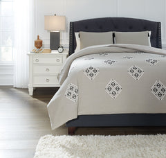 Jawanza Signature Design by Ashley Comforter Set Queen image