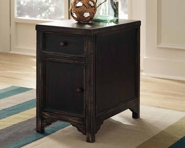 Gavelston Signature Design by Ashley End Table Chair Side image